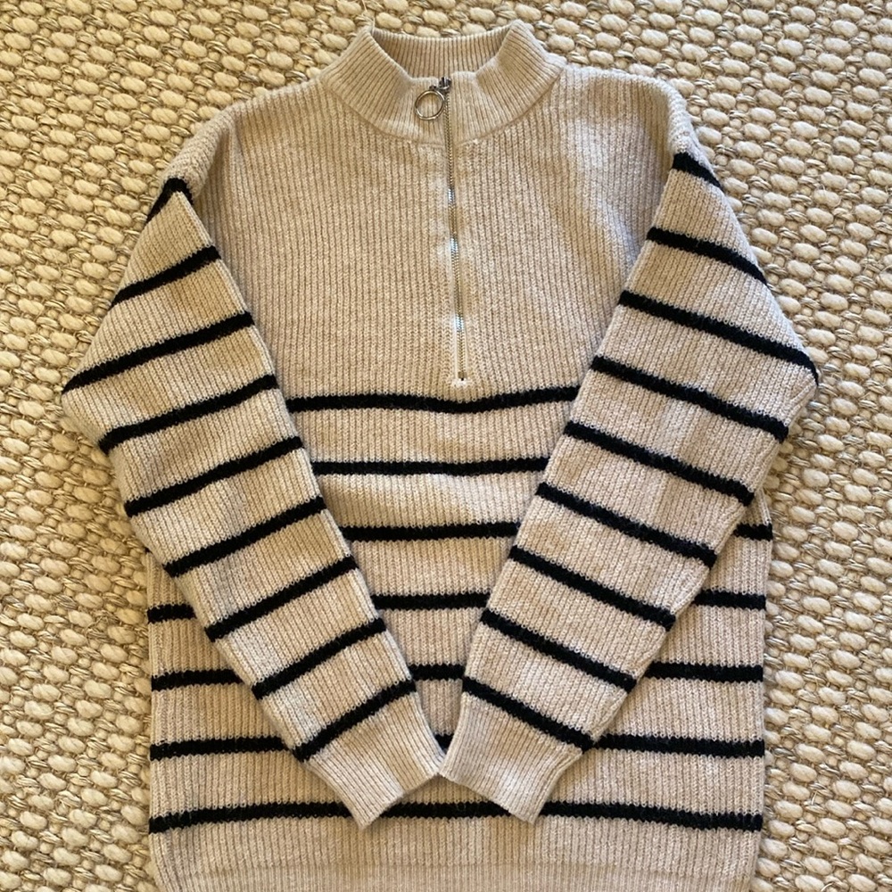 Cream/Black stripe sweater with zipper